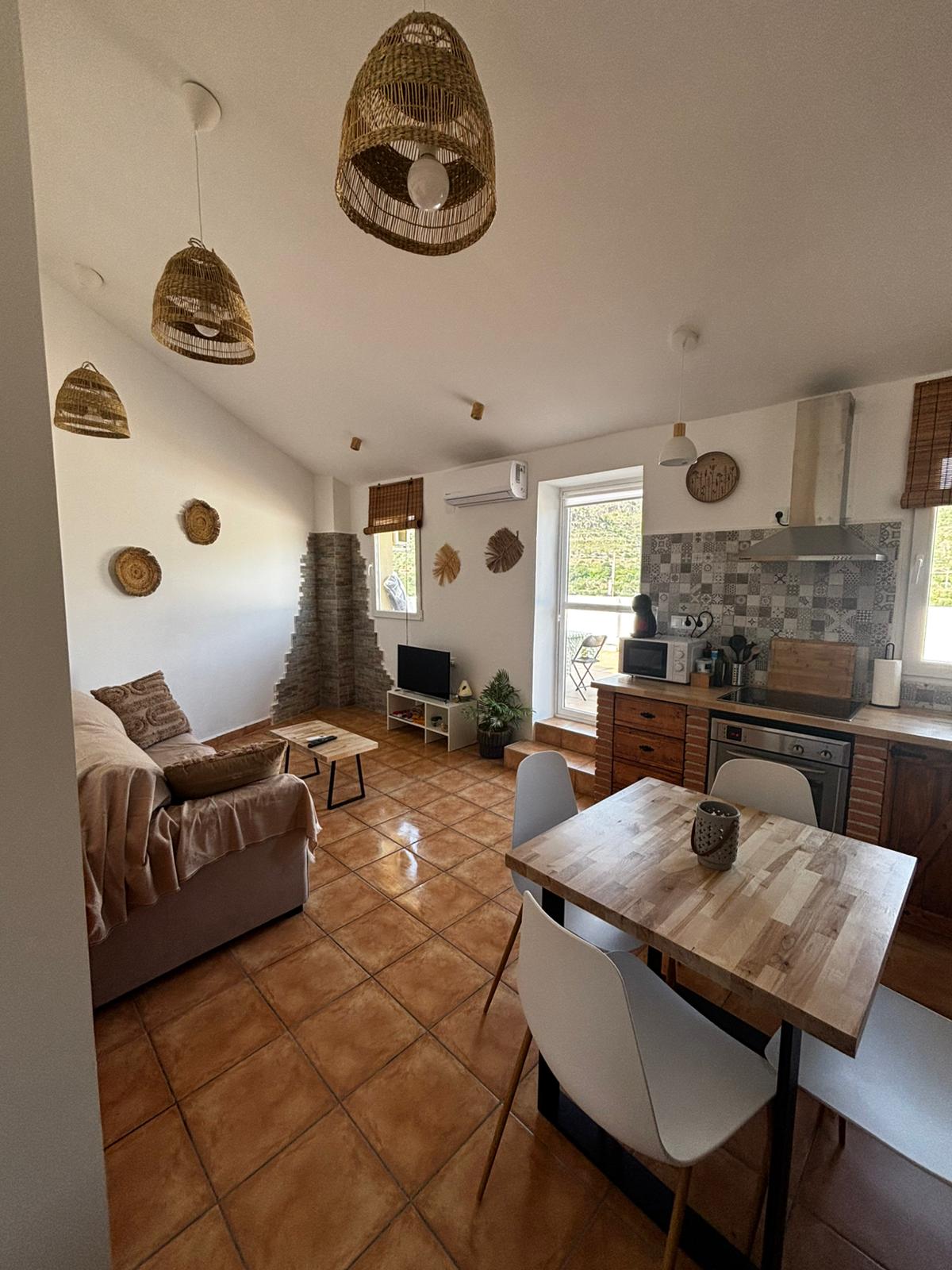 Salón y cocina para una escapada rural en El Mirador de Espadán