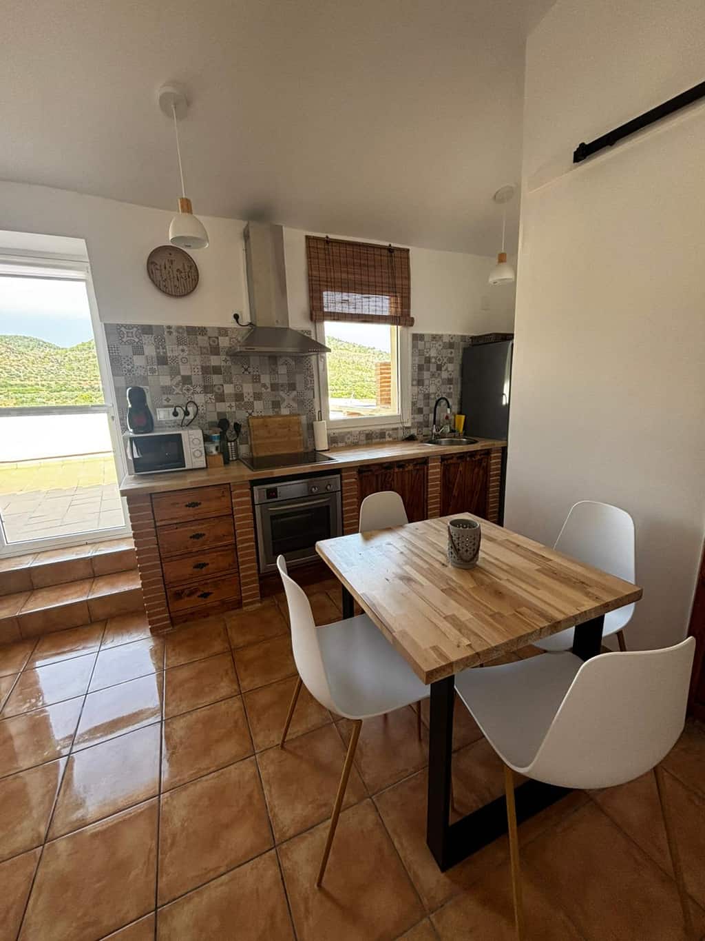 Comedor y cocina abiertos hacia la terraza