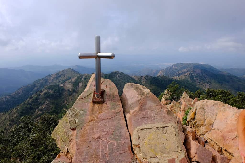 Cima del Pico Espadán con vistas al parque natural