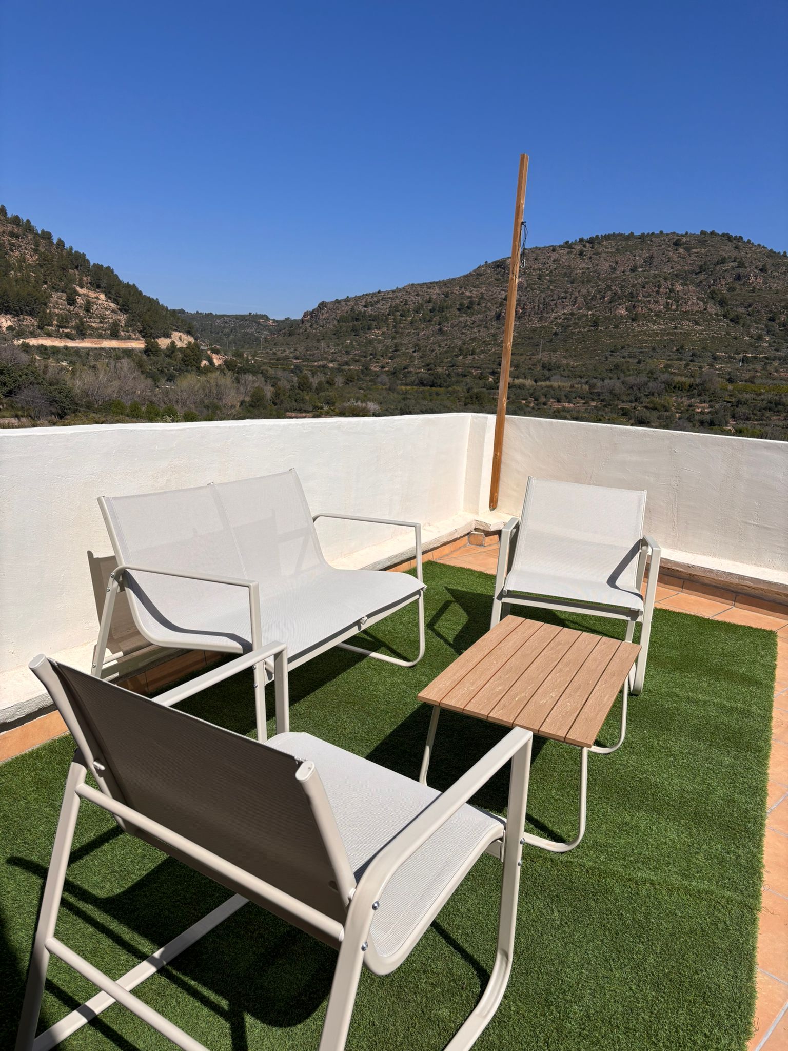 Terraza con zona de descanso para una escapada rural
